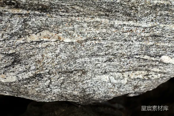 高清摄影 灰色和白色的层状岩石，显示出矿物条纹。
