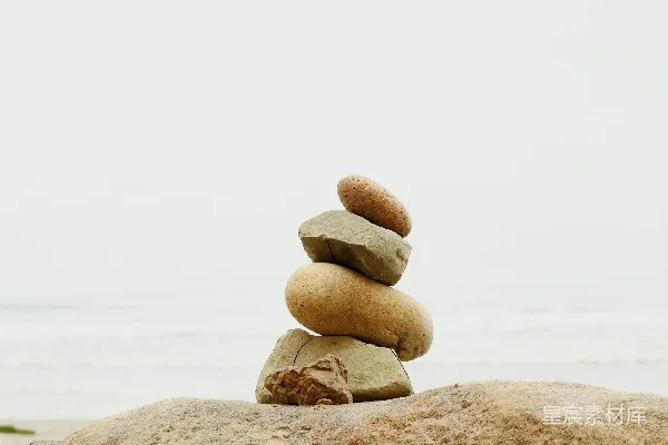 高清摄影 海滩上的叠石，背景是海洋。