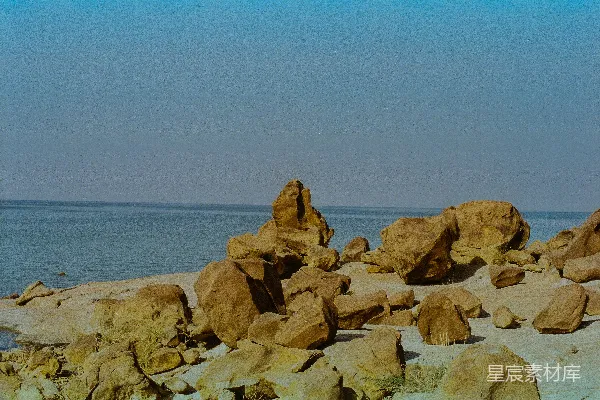 高清摄影 岩石海岸，平静的海洋和清澈的蓝天。