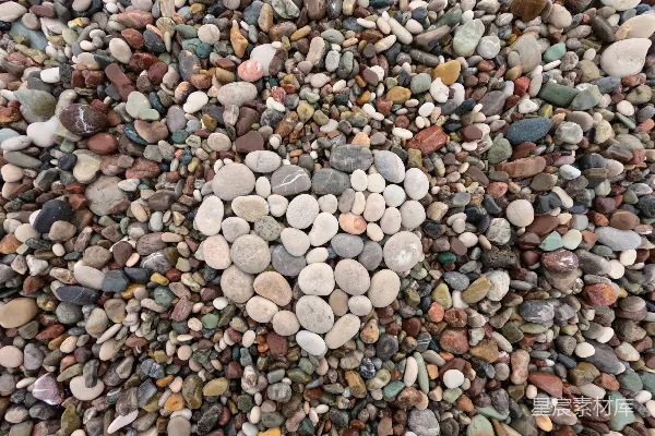 高清摄影 鹅卵石心形在五彩斑斓的海滩上