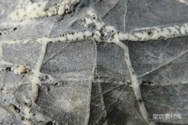 高清摄影 岩石特写，上面有一个十字架。