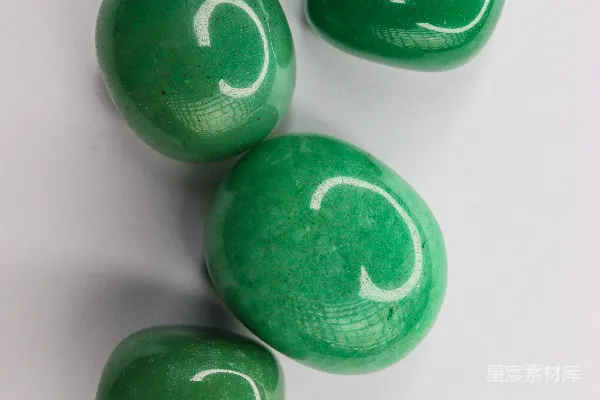 高清摄影 四颗绿色的糖果，上面有白色“c”字母。