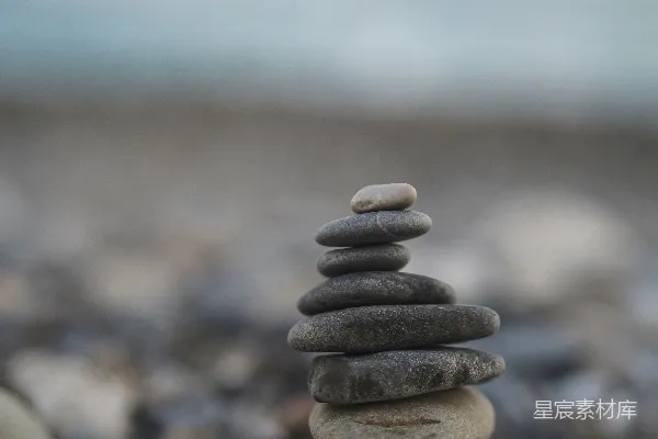高清摄影 一堆平衡的石头堆在岩石海滩上。