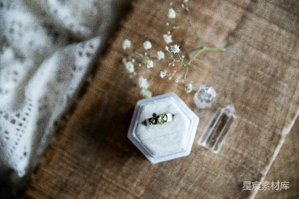 高清摄影 白色花朵在透明玻璃容器中