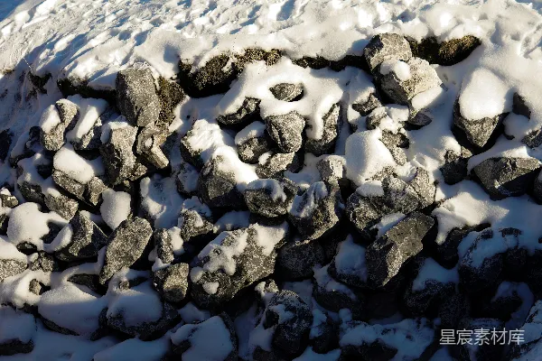 高清摄影 一堆覆盖着白雪的黑色岩石。