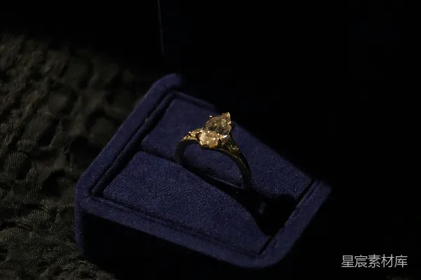 高清摄影 蓝绒盒中的钻石订婚戒指
