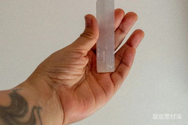 高清摄影 手握着一根石英晶体魔杖。
