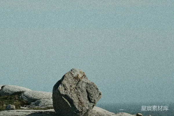 高清摄影 一块孤独的巨石矗立在崎岖的岩石海岸线上。