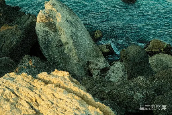 高清摄影 岩石海岸线与碧蓝的海水波浪