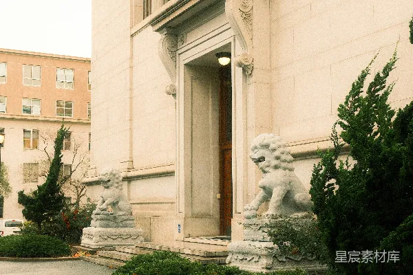 高清摄影 石狮守卫着华丽建筑的入口。