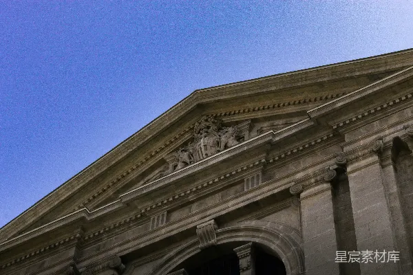 高清摄影 古典建筑立面，带有详细的三角楣，蓝天下。