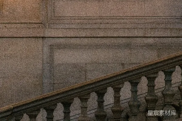 高清摄影 一栋建筑侧面的楼梯旁边的一个时钟