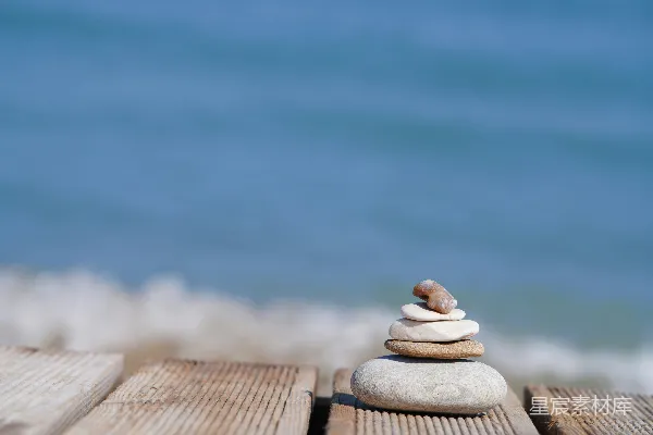 高清摄影 在木制码头上堆叠的石头和海浪。