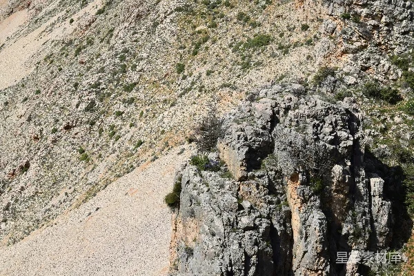 高清摄影 一座岩石山的景色，一只鸟飞在上方。