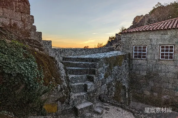 高清摄影 一座由石头建造的建筑，带有石头台阶。