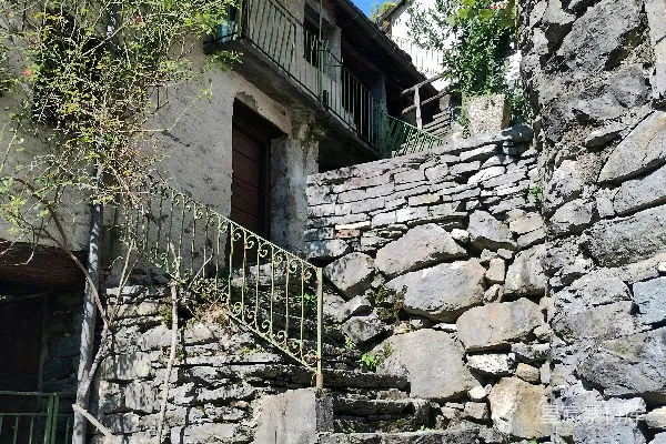 高清摄影 一座石头建筑，上面有台阶通向它。