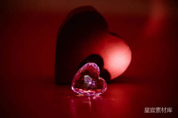 高清摄影 一颗小晶心在一颗大晶心的前面。