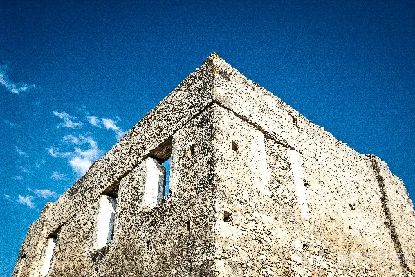 高清摄影 一座有两扇窗户的石头建筑，背景是天空。
