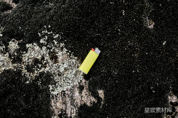 高清摄影 一个黄白相间的物体在黑色的表面上。