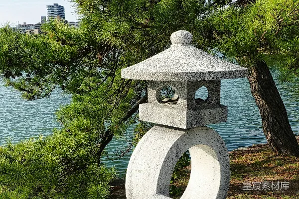 高清摄影 一个石灯笼放在水泥长椅上。