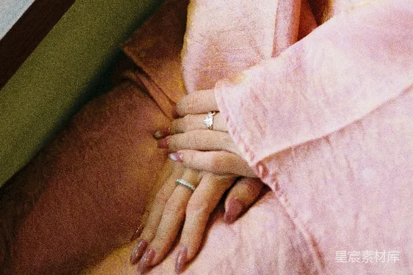 高清摄影 女人的手放在粉红色的布料上