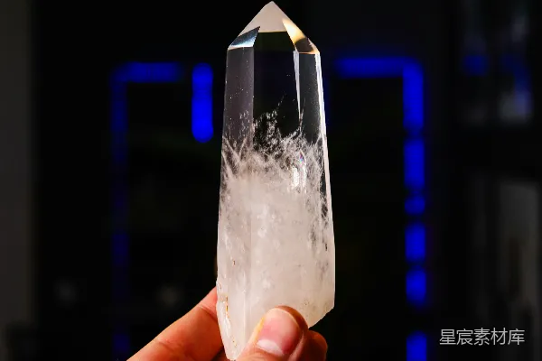 高清摄影 手持一颗清澈的水晶点