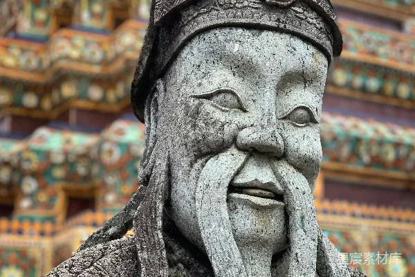 高清摄影 一座老年男子的石雕像，留着长长的胡须。