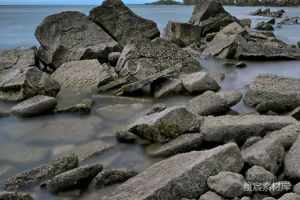 高清摄影 岩石海岸，平静的海水和阴云密布的天空