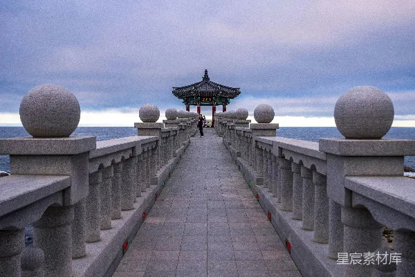 高清摄影 一条铺有石块的小路，旁边有建筑物。