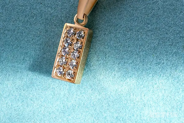 高清摄影 一条链子上挂有钻石吊坠的金项链。