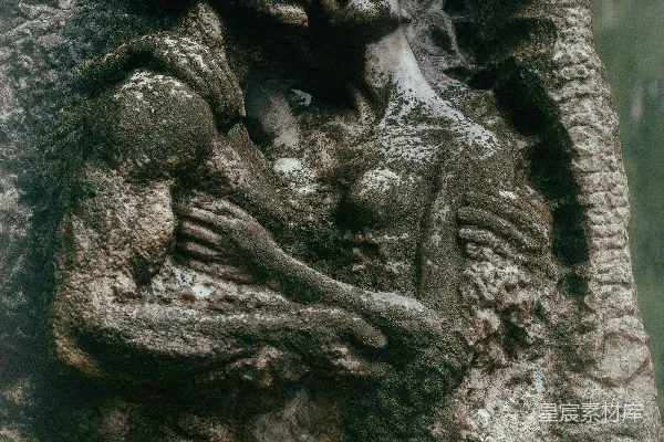 高清摄影 一个男人抱着一个女人的雕像