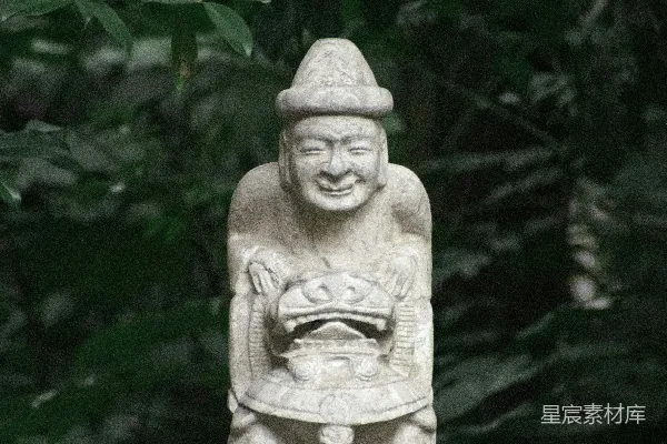 高清摄影 棕色混凝土雕像靠近绿叶。