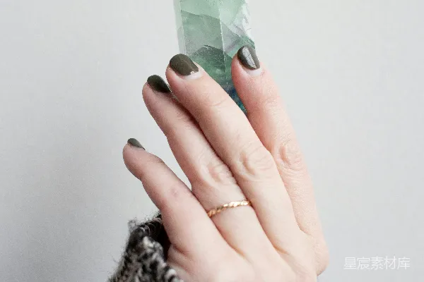 高清摄影 拿杯子的人