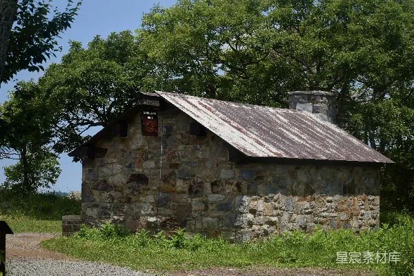 高清摄影 一座旧石砌建筑，屋顶生锈。