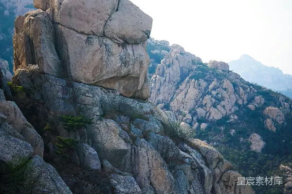 高清摄影 一座巨大的山岩地貌