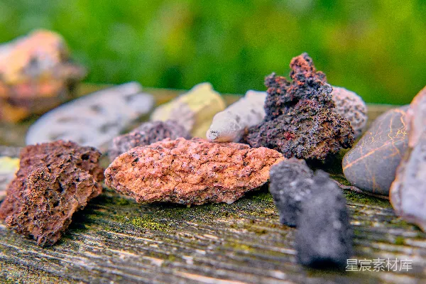 高清摄影 一堆岩石放在木桌上。