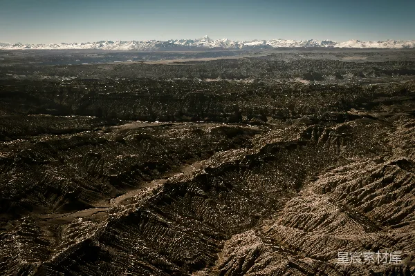 高清摄影 远处覆盖着积雪的山脉远景