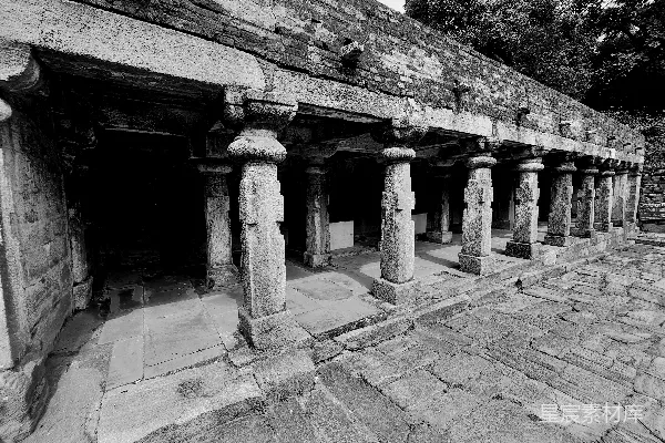 高清摄影 古代石结构建筑，装饰华丽的柱子和石地板。