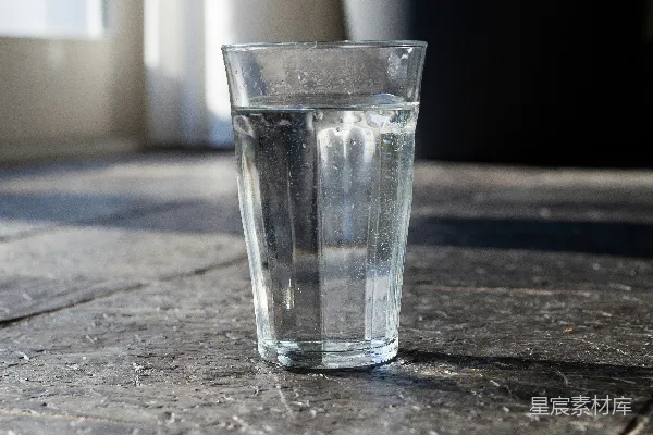 高清摄影 干净的水杯放在棕色木桌上