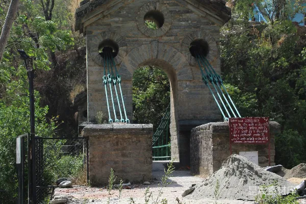 高清摄影 一座石头建造的建筑，屋顶覆盖着草，有一个门。