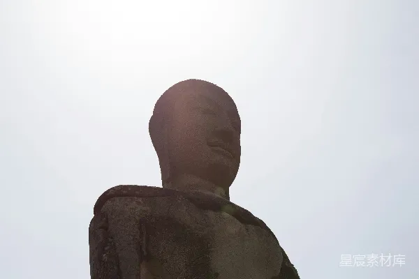 高清摄影 一座人物雕像，背景是天空。