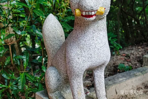 高清摄影 一座坐在水泥块上的猫雕像