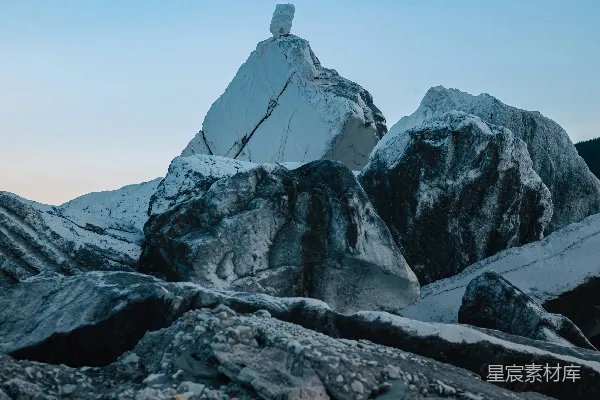 高清摄影 一座白雪覆盖的山峰，背景是蓝天。