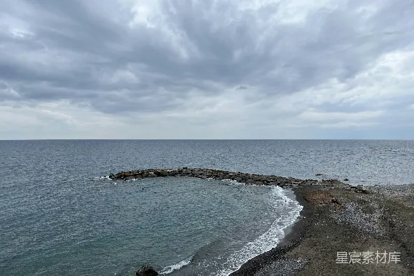 高清摄影 一个有岩石和水的海滩