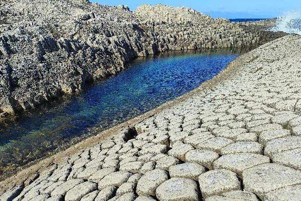 高清摄影 一条鹅卵石路紧邻一片水域