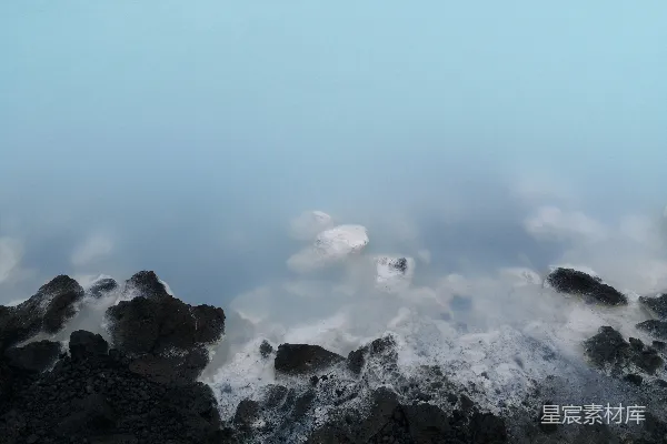 高清摄影 黑岩旁的水域
