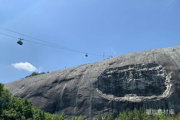 高清摄影 白天，灰岩山上绿树成荫，蓝天如洗。