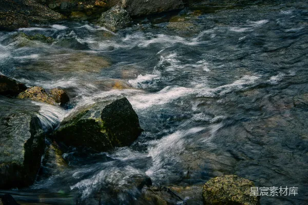 高清摄影 一条河流，河中有岩石，水流潺潺。