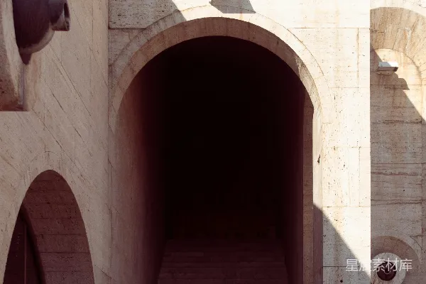 高清摄影 一座非常高大的建筑，里面有一堆楼梯。