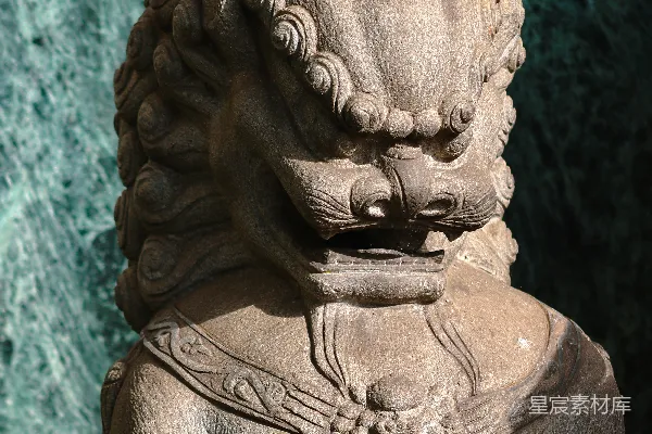 高清摄影 一头戴着皇冠的狮子雕像